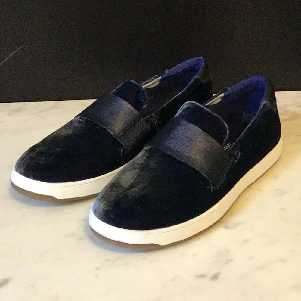 NWOT Tommy Bahama Cove Floral Relaxology Blue Slip-Ons